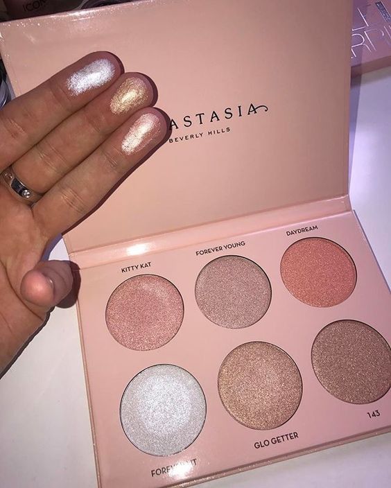 Anastasia Beverly Hills glow kit comes with every highlighter every makeup junky needs