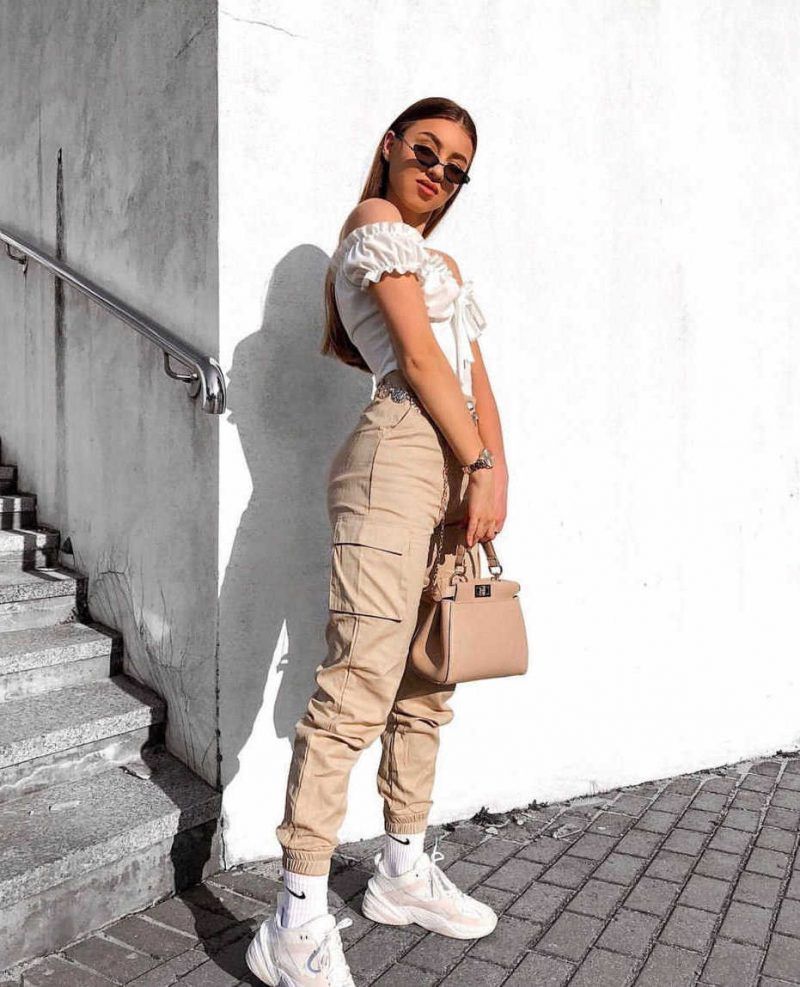 https://www.herstylecode.com/2021/05/how-to-style-cargo-pants-womens-cargo-pant-outfit-ideas_herstylecode-7.jpg