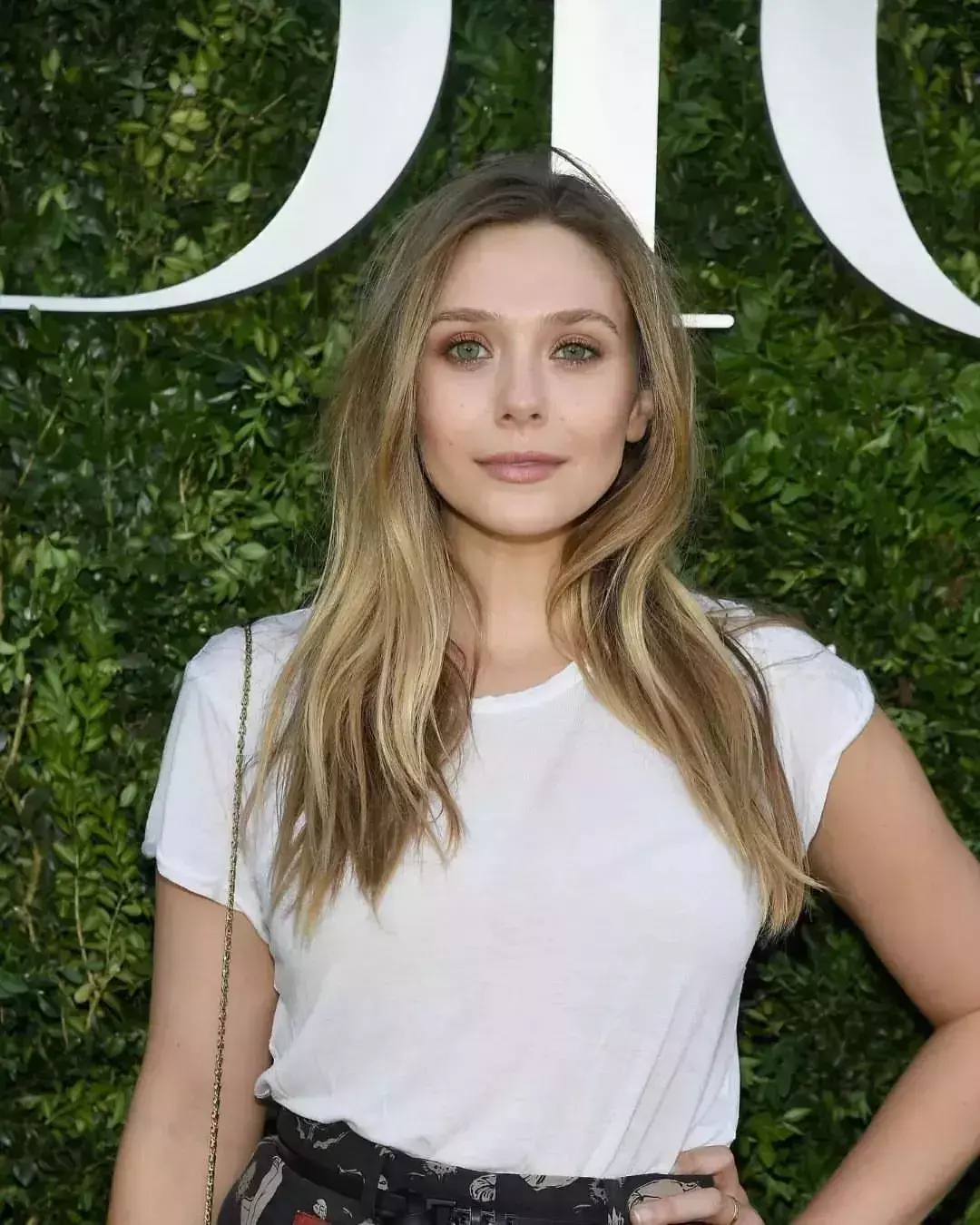 Elizabeth Olsen Outfits and Hairstyle Ideas ()