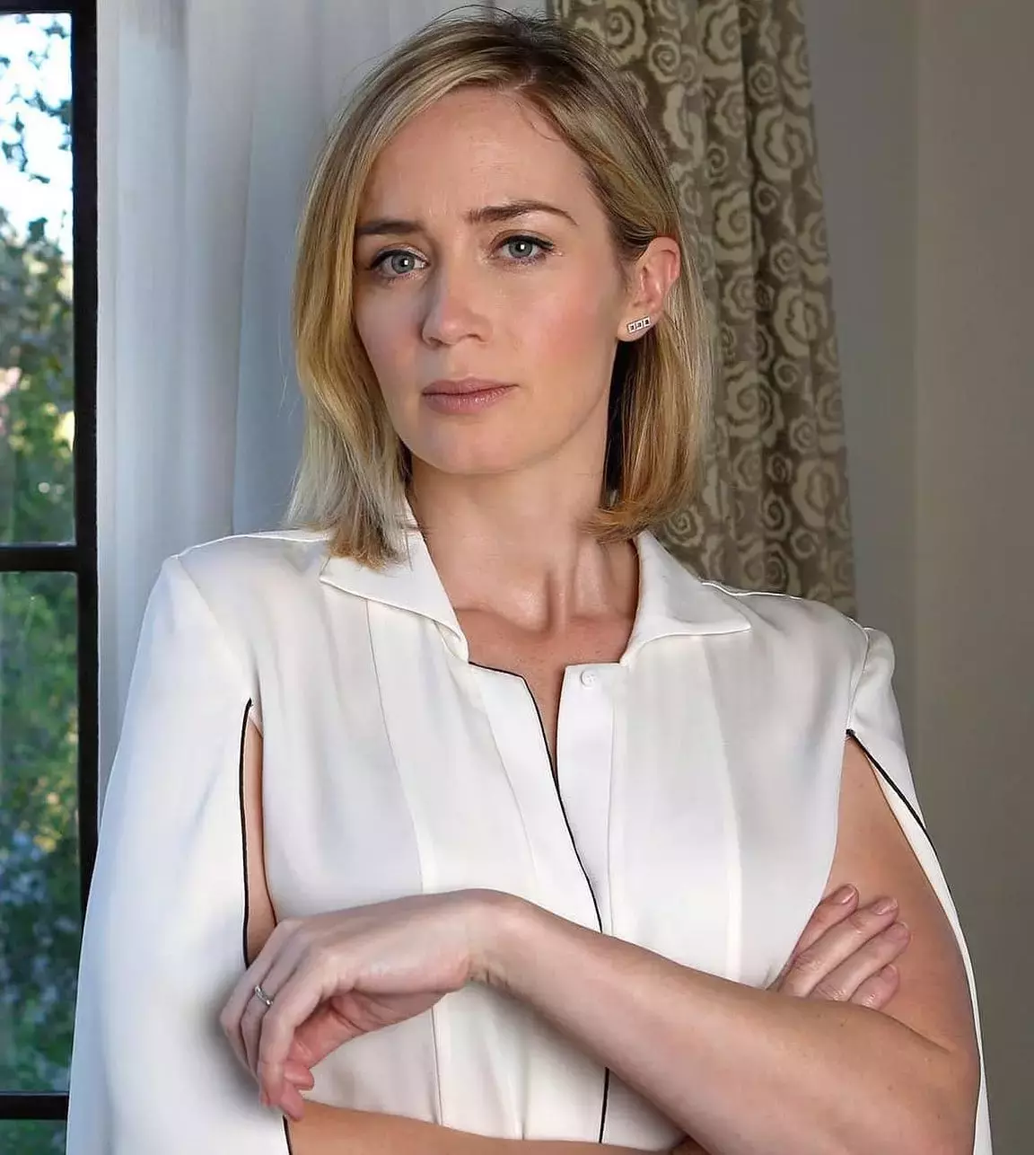 Emily Blunt Hairstyles and outfit ideas (1)