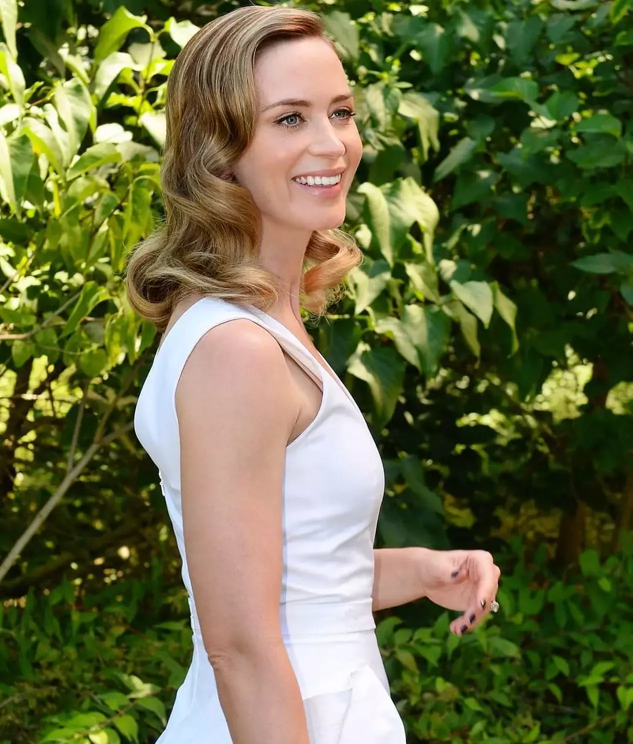 Emily Blunt Hairstyles and outfit ideas (18)