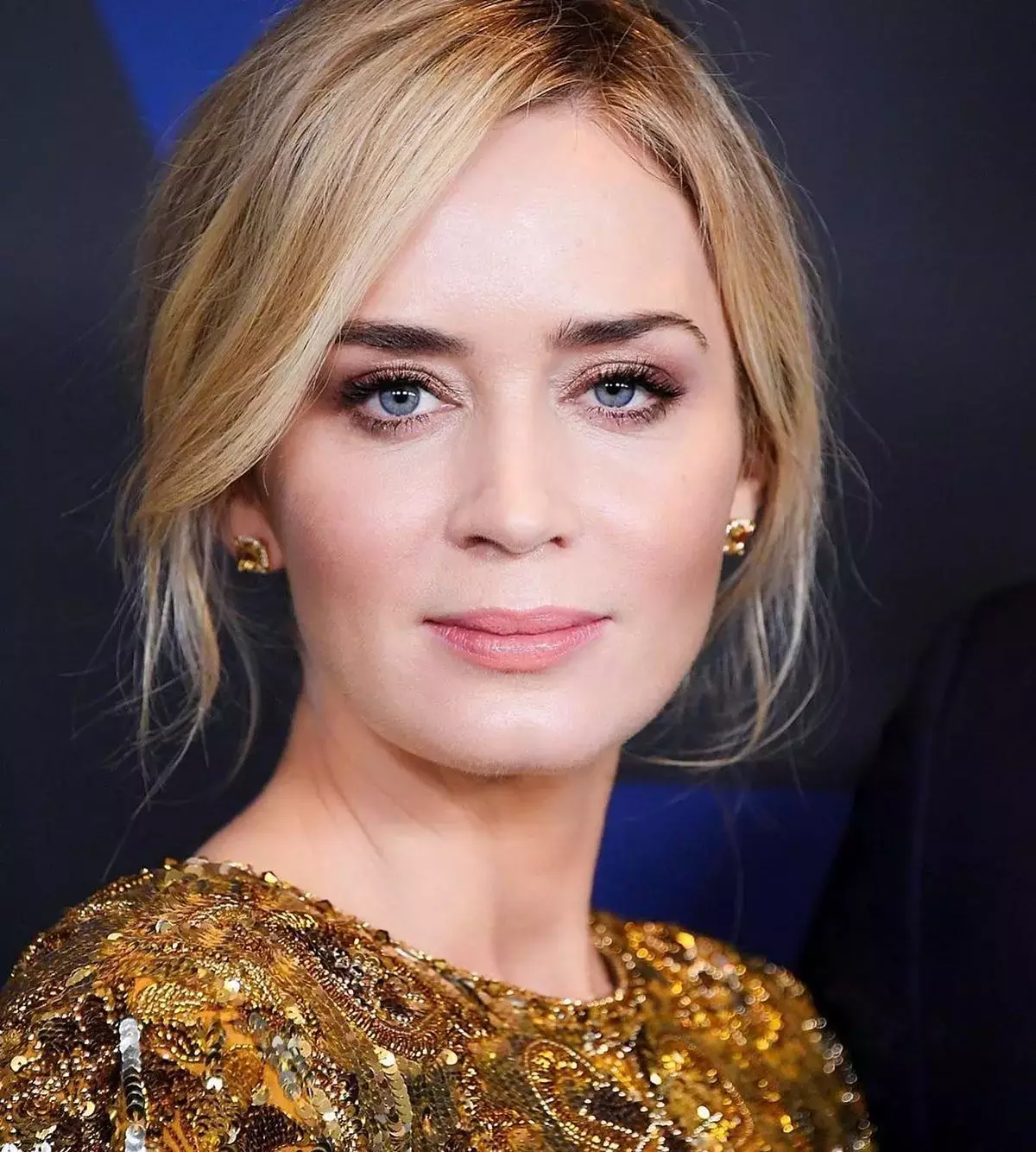 Emily Blunt Hairstyles and outfit ideas (2)