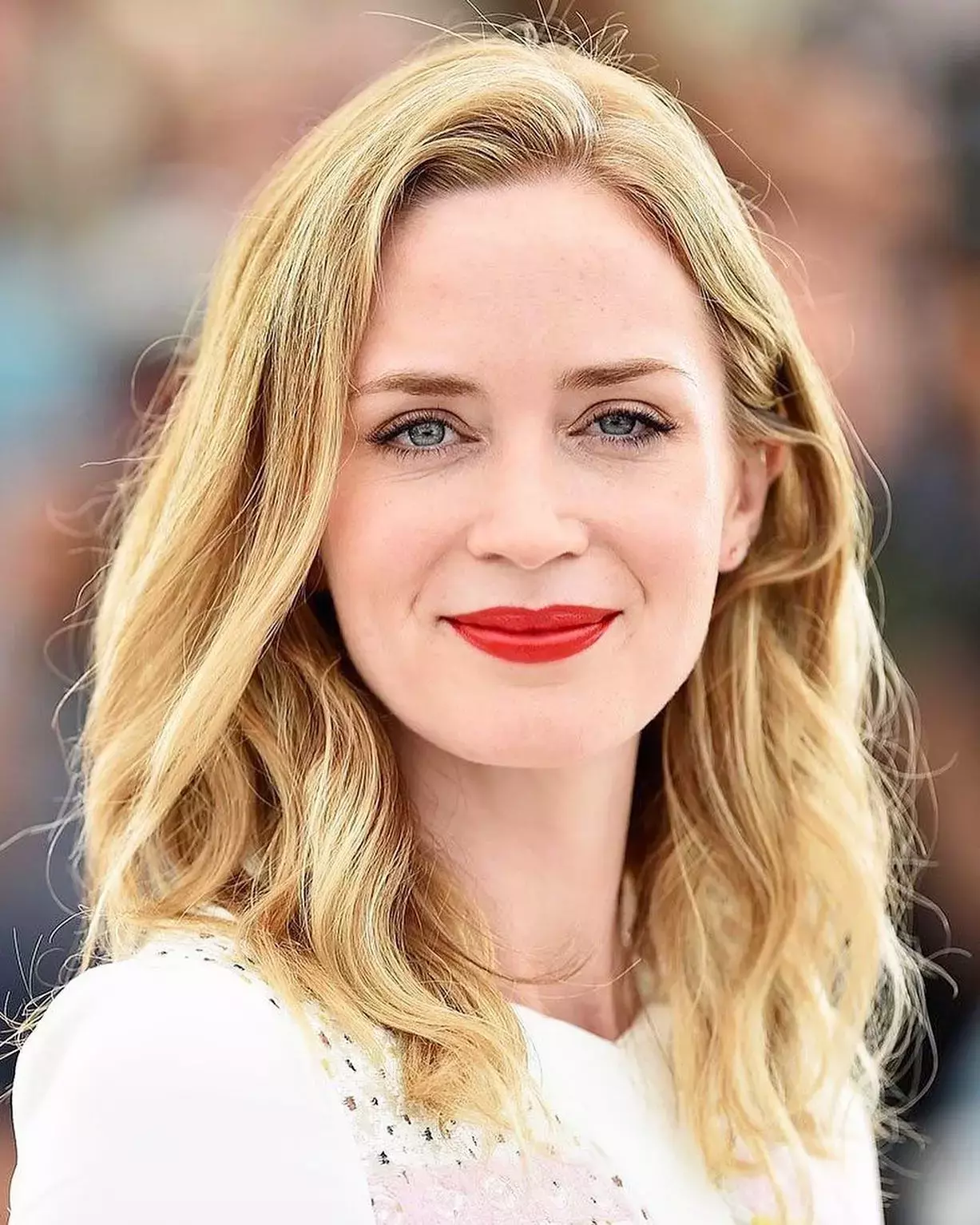 Emily Blunt Hairstyles and outfit ideas (6)