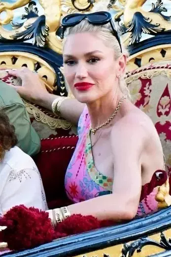 Gwen Stefanis Vibrant Look In Italy