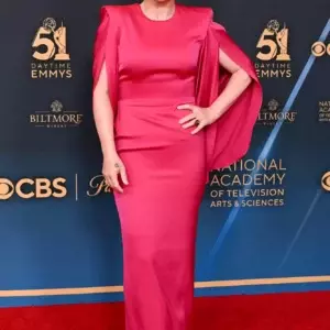 Kelly Clarkson Pink Gown 2