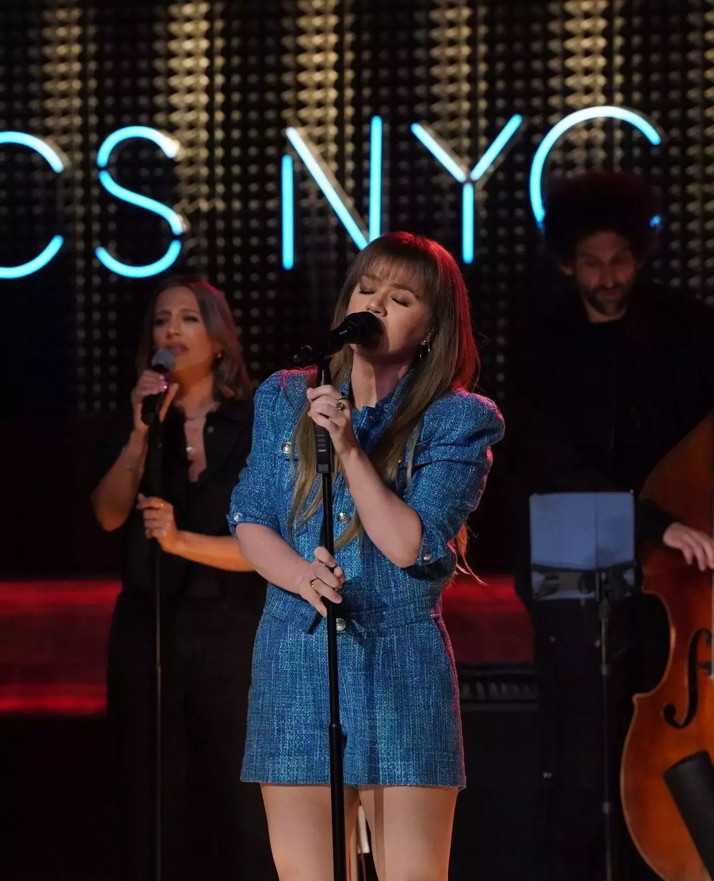 Kellys blue tweed jacket and shorts on The Kelly Clarkson Show