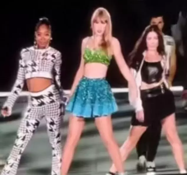 Taylor Swift debuts a new 1989 outfit💚🩵