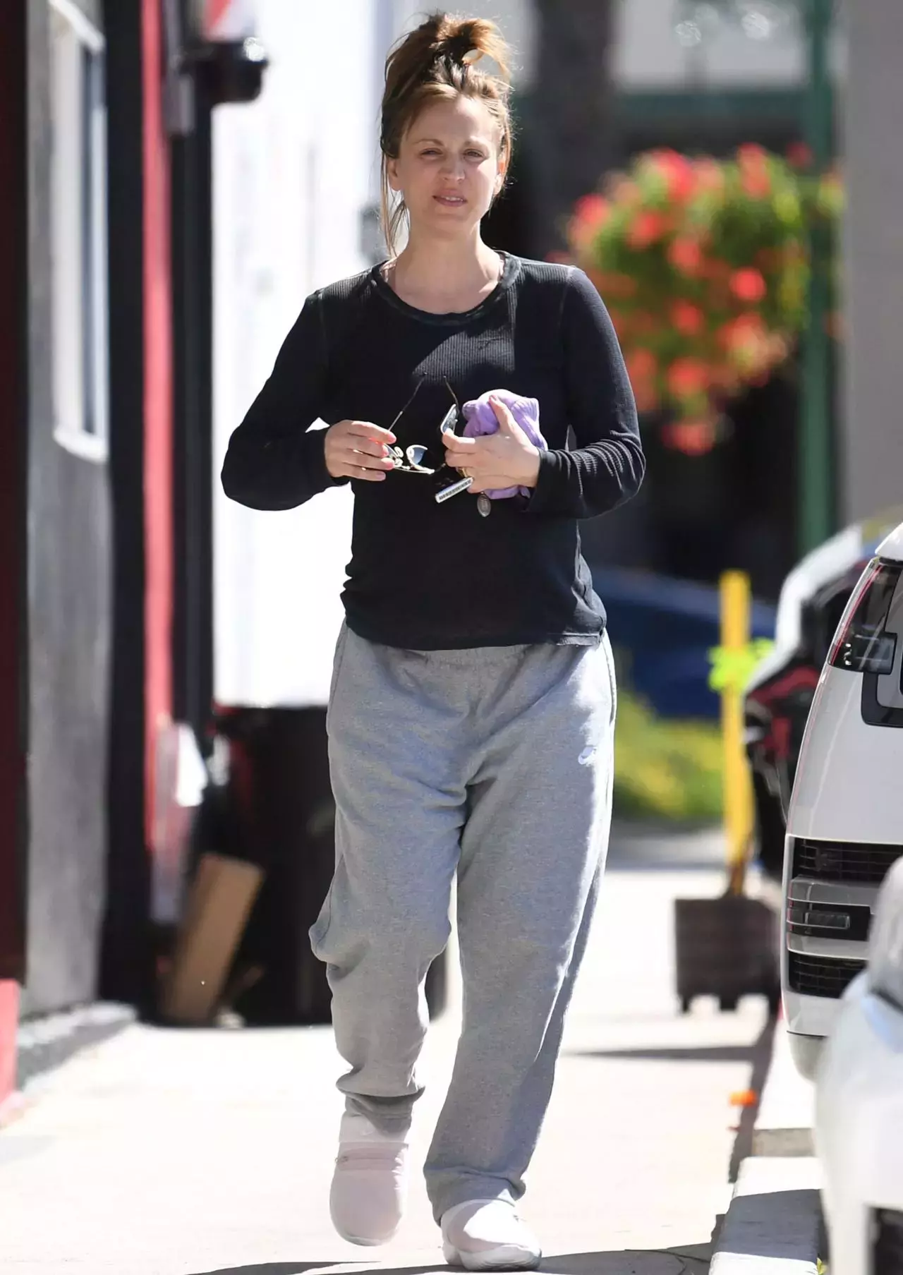 Kaley Cuoco At Helen S Beauty Salon And Spa In Sherman Oaks