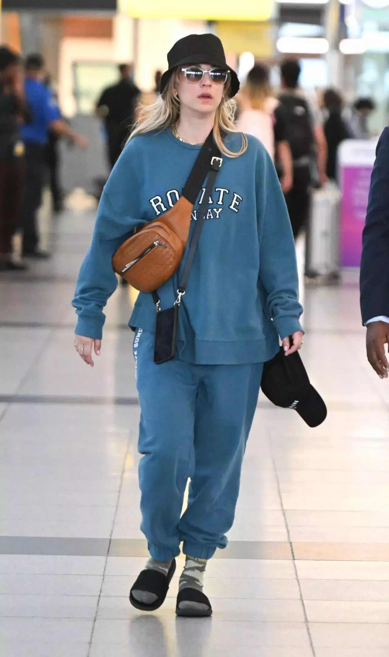 Kaley Cuoco In Comfy Outfit Jfk Airport In New York