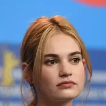 Lily James Cinderella Photocall At Berlin Film Festival_1
