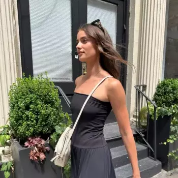 Taylor Hill Outfit And Hairstyles