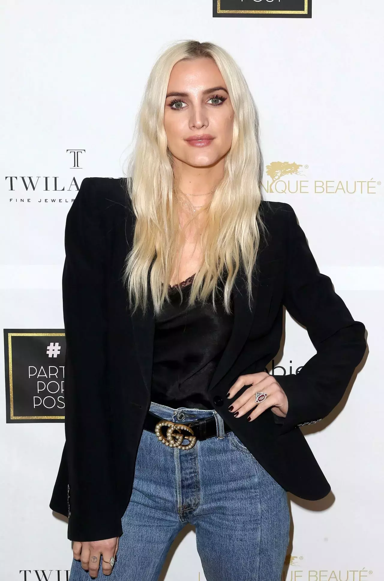 Ashlee Simpson Partypoppost In Beverly Hills