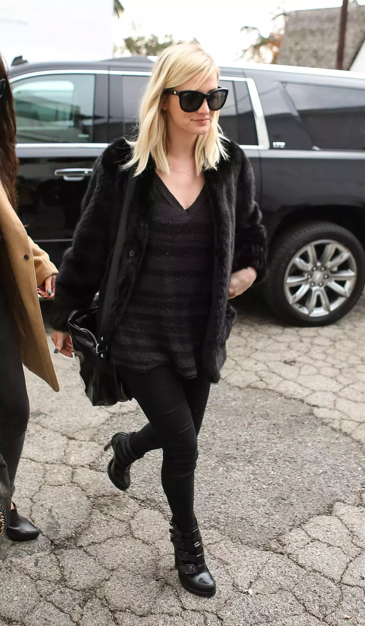 Ashlee Simpson Shopping In Los Angeles December_1