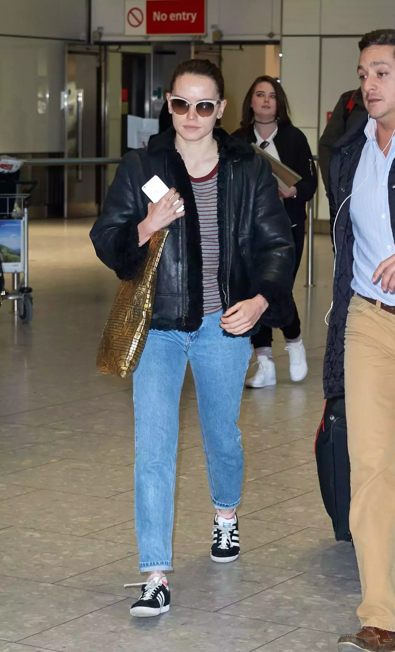 Daisy Ridley Arriving At Heathrow Airport London November_1