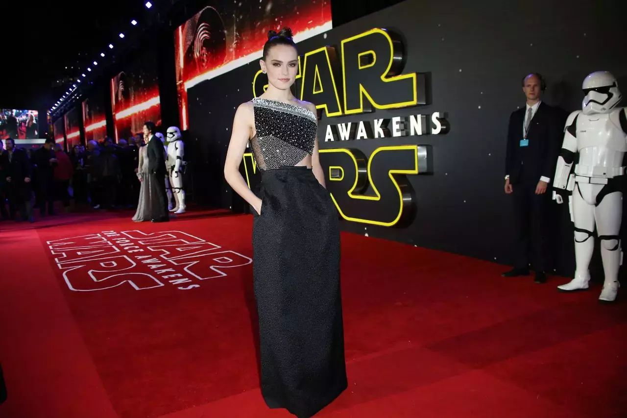 Daisy Ridley Star Wars The Force Awakens Premiere In London_4