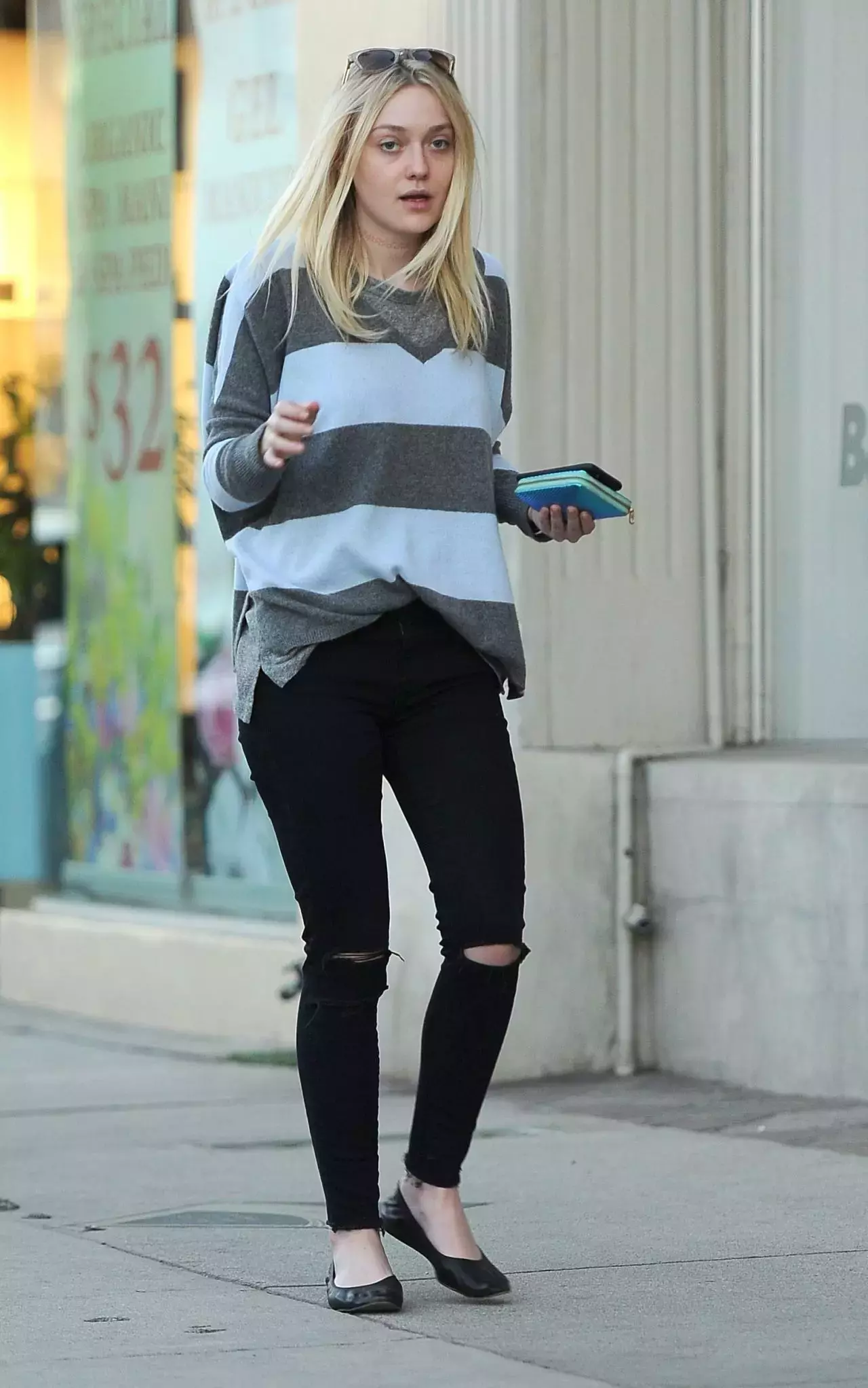 Dakota Fanning Casual Style Out In Los Angeles Jan_1