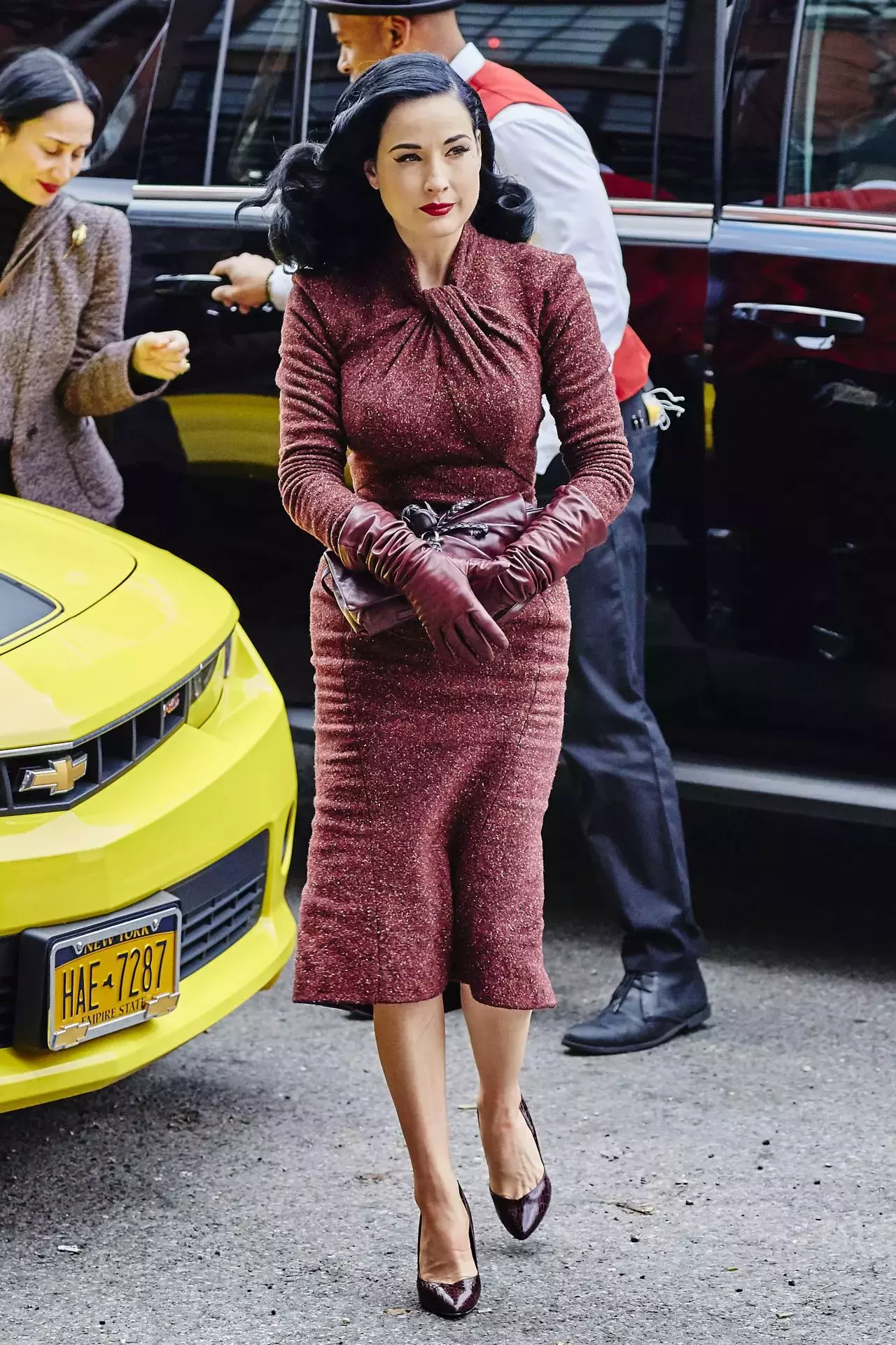 Dita Von Teese In Red Retro Tweed Dress Arriving At Her Hotel In New York_1