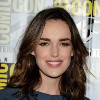 Elizabeth Henstridge Marvel S Shield Agent Carter Press Panel At Sdcc_6