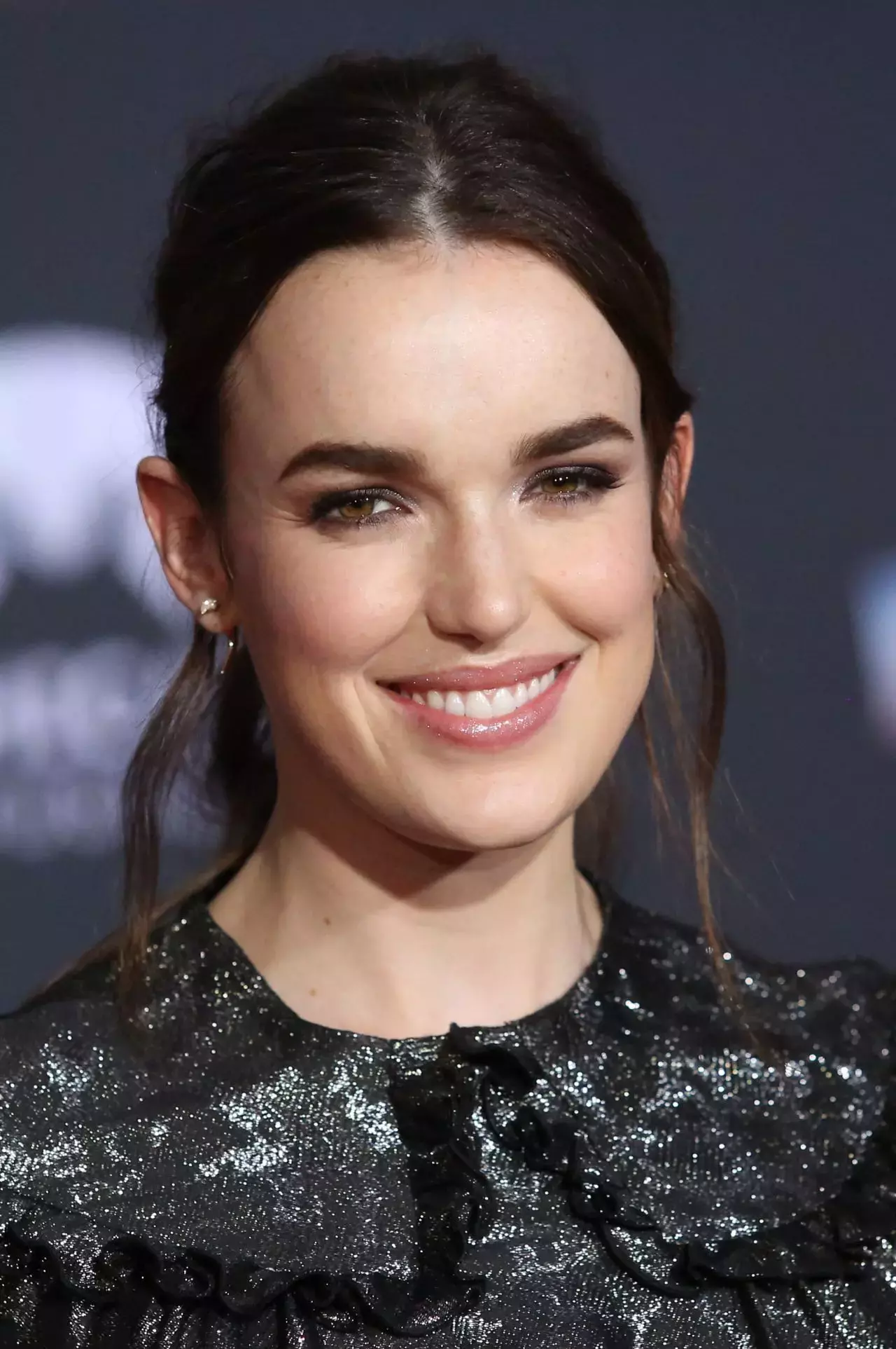 Elizabeth Henstridge Thor Ragnarok Premiere In Los Angeles