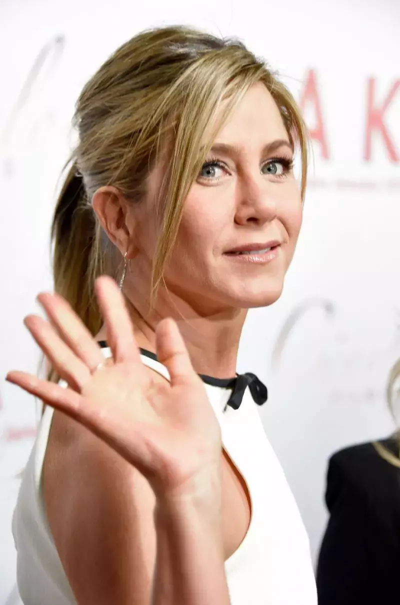 Jennifer Aniston Cake Premiere In Hollywood_1