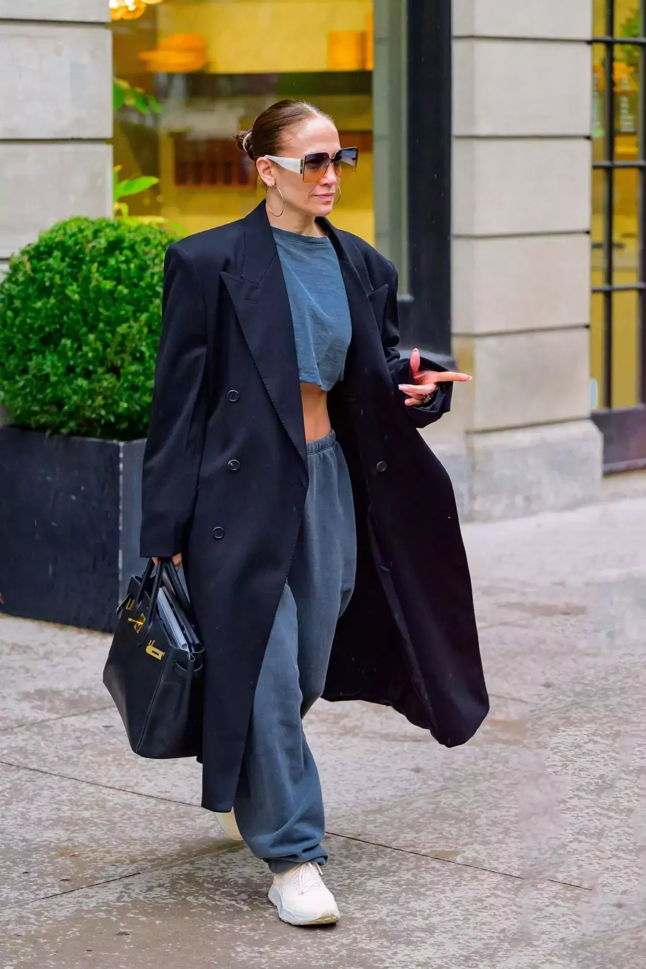 Jennifer Lopez Stuns In Nyc A Glimpse Into Her Makeup Free Outing