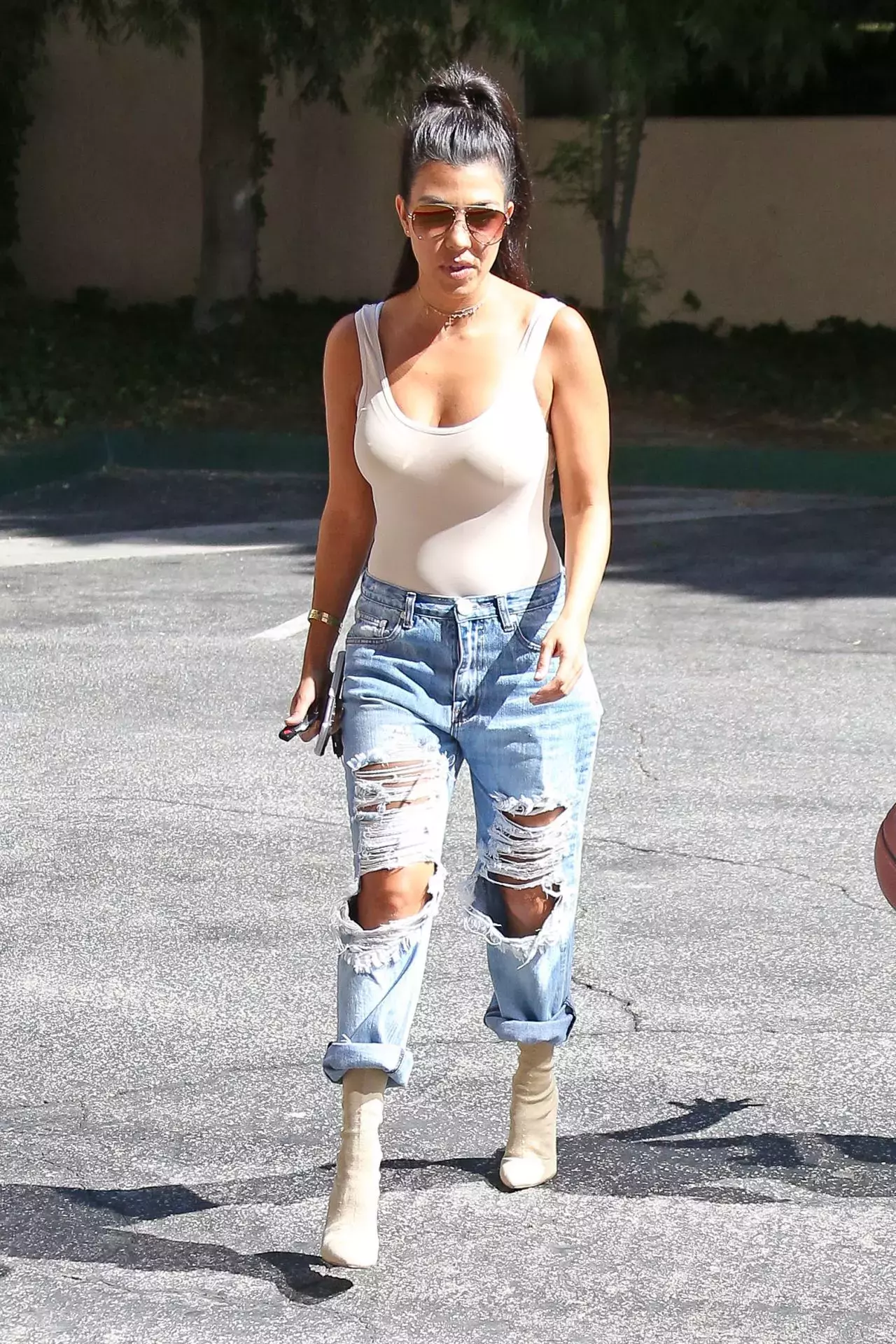 Kourtney Kardashian In Ripped Jeans Woodland Hills Ca