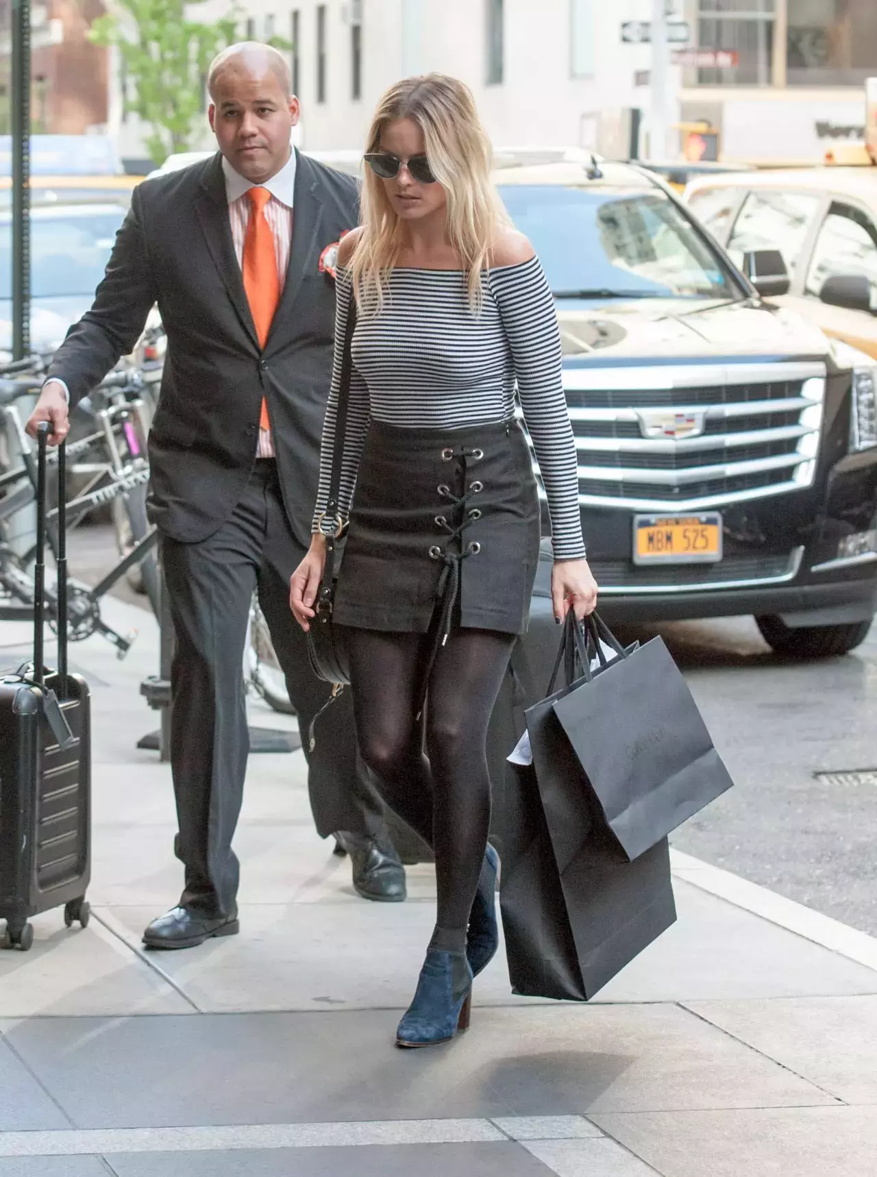 Margot Robbie Outfit Ideas Shopping In New York City