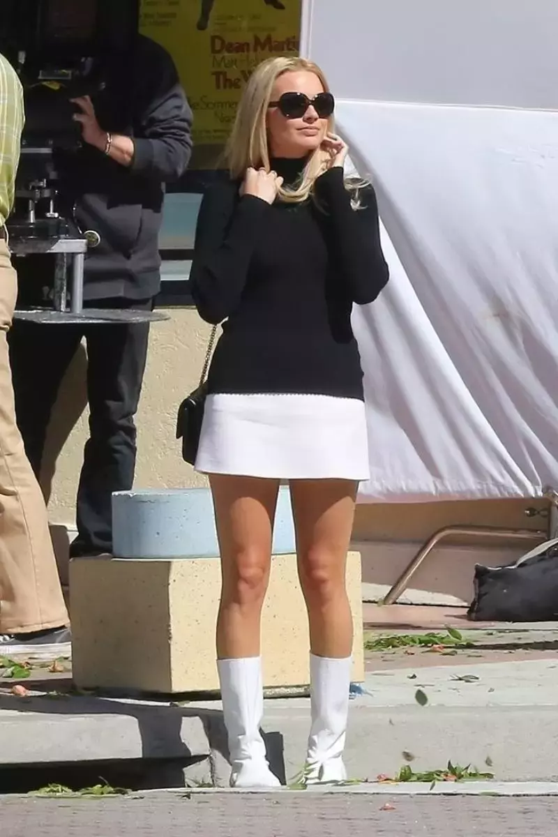 Margot Robbie Shows Off Her Legs In Mini Skirt Once Upon A Time In Hollywood Set