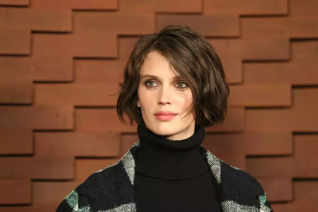 Marine Vacth Chanel Trombinoscope Collection Des Metiers D Art Photo Call