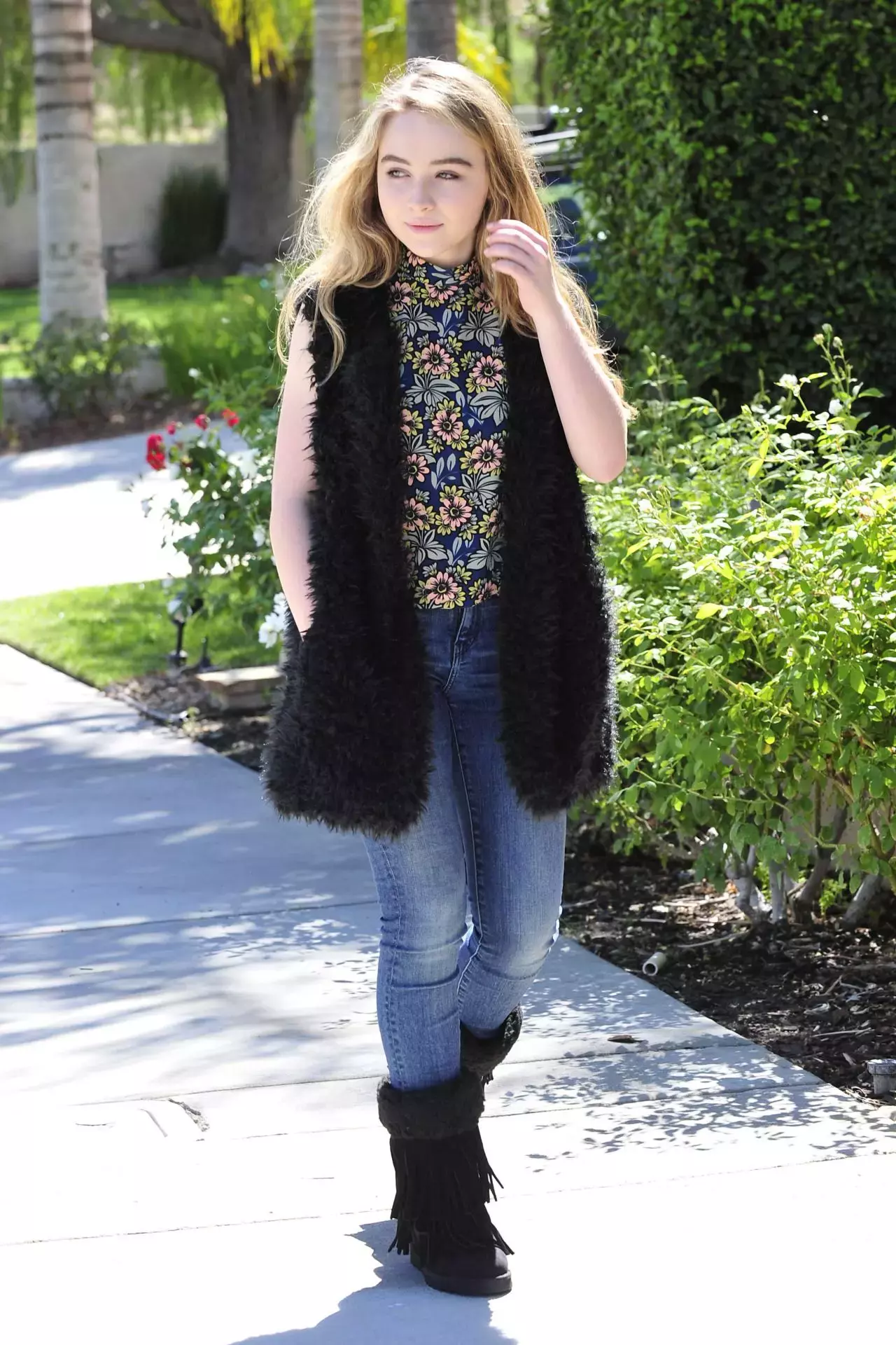 Sabrina Carpenter Casual Style Out In Burbank October_1