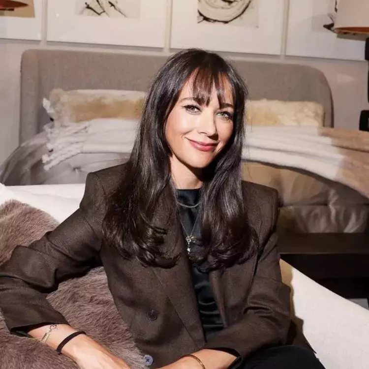 Rashida Jones Glossy Blowout With Ghost Layers