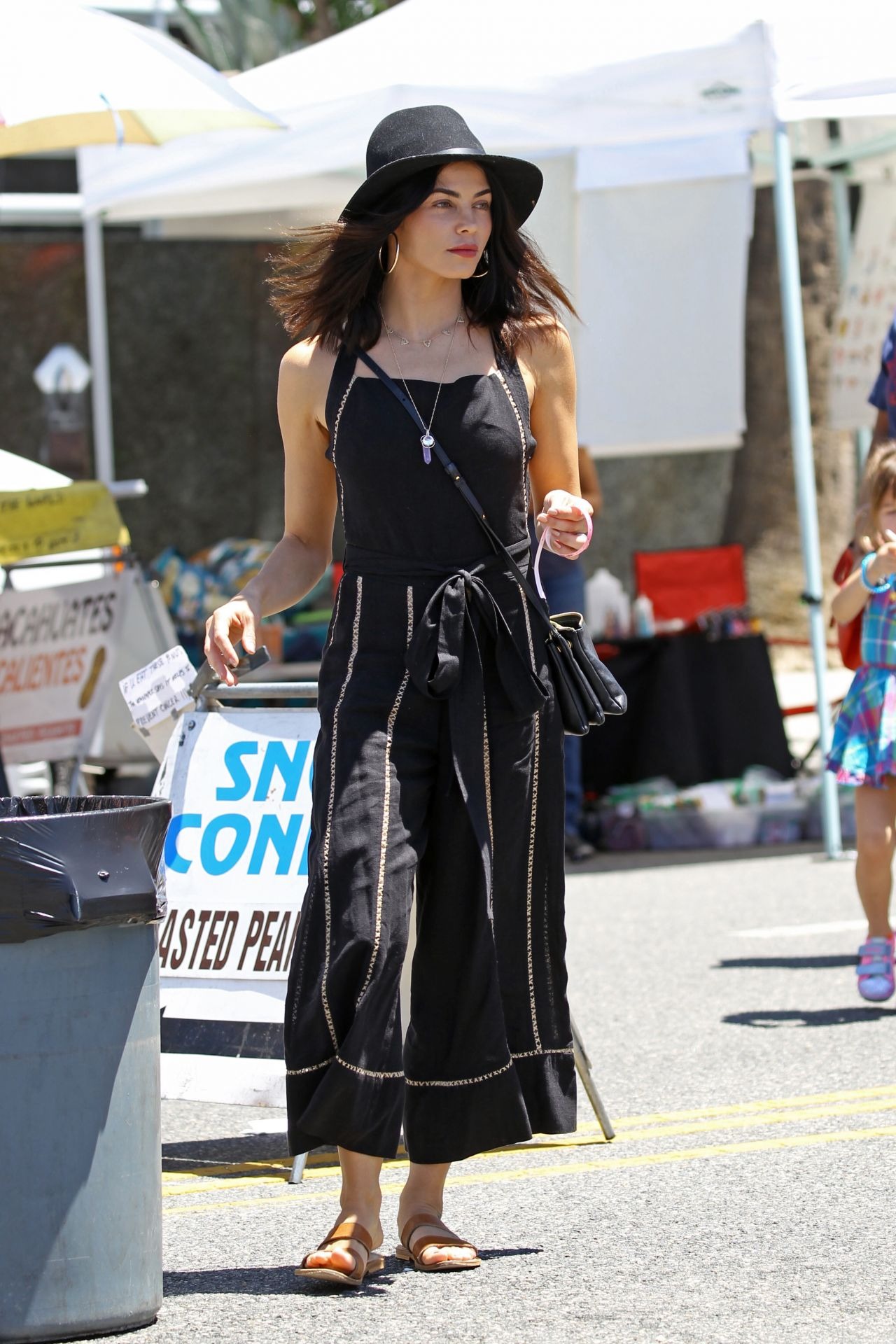 Jenna Dewan Tatum Petting Zoo In Studio City