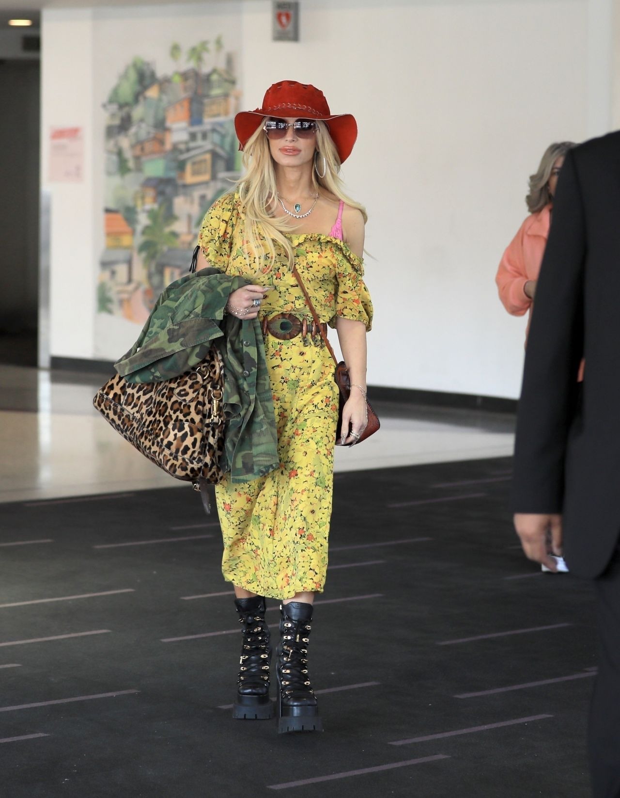 Jessica Simpson Arriving In Los Angeles