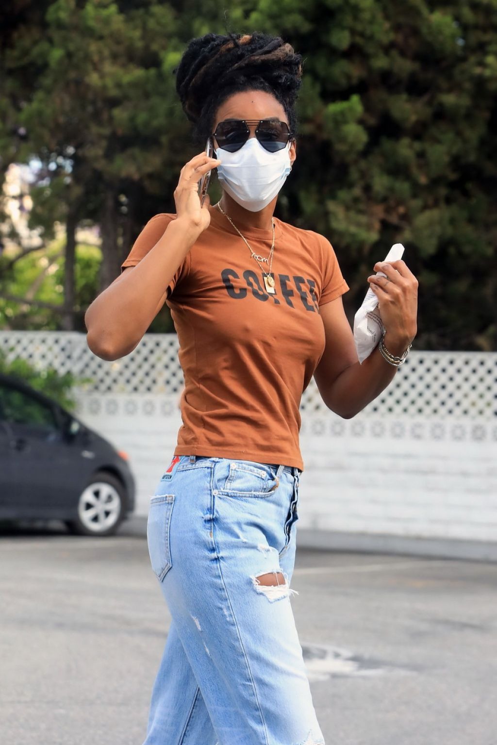 Kelly Rowland In Ripped Jeans Shopping For House Plants In La