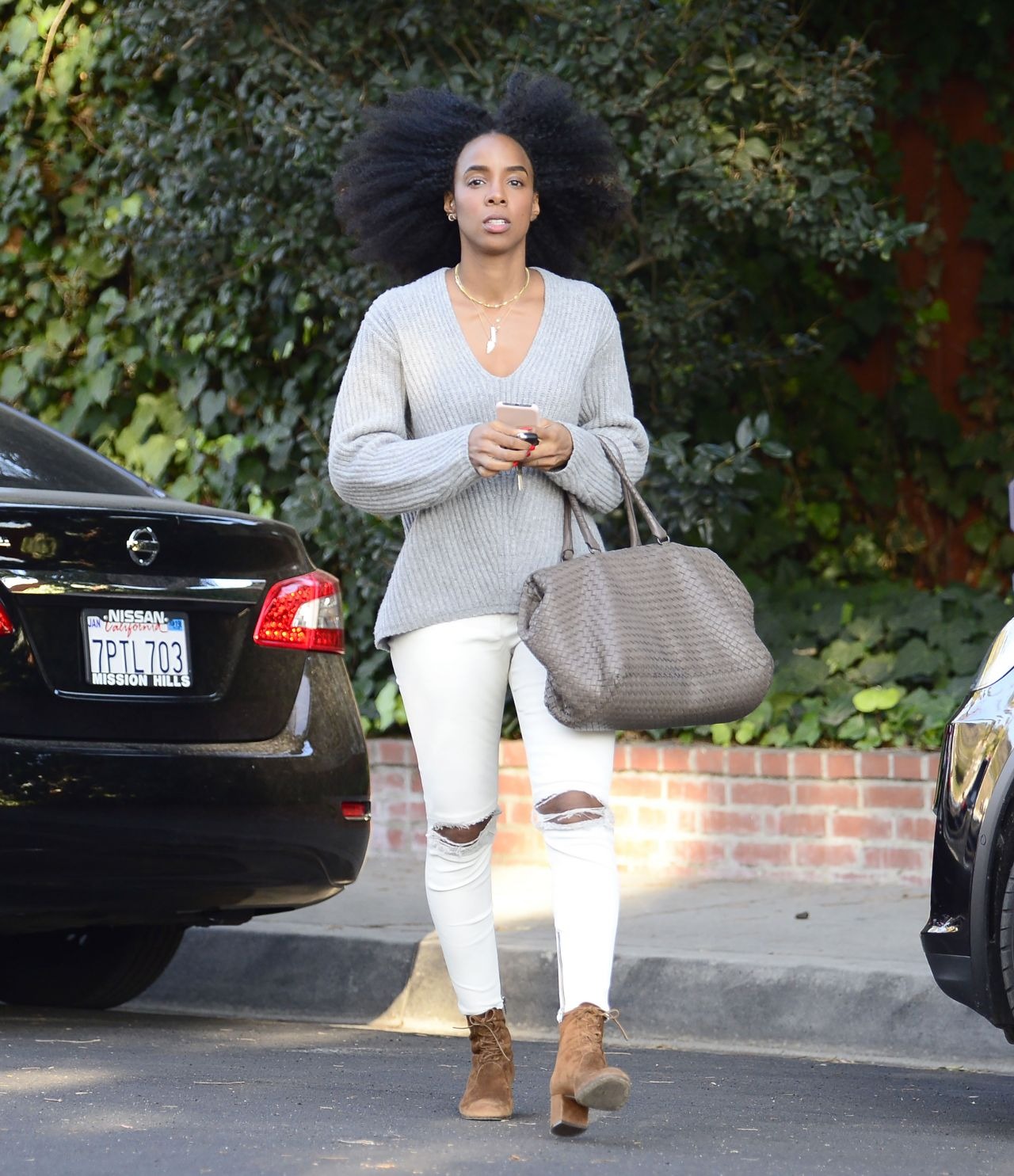 Kelly Rowland Wearing Baggy Sweater And Ripped White Denim Los Angeles