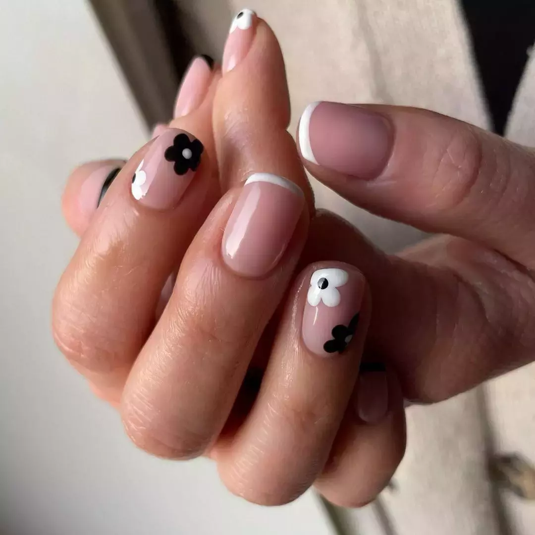 Simple Daisy Nail Design