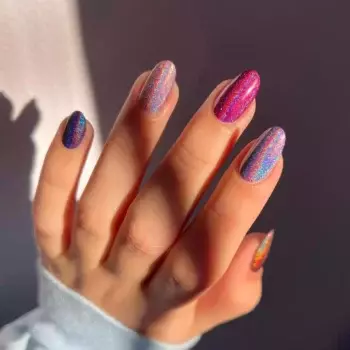 These Color Shifting Chrome Nails