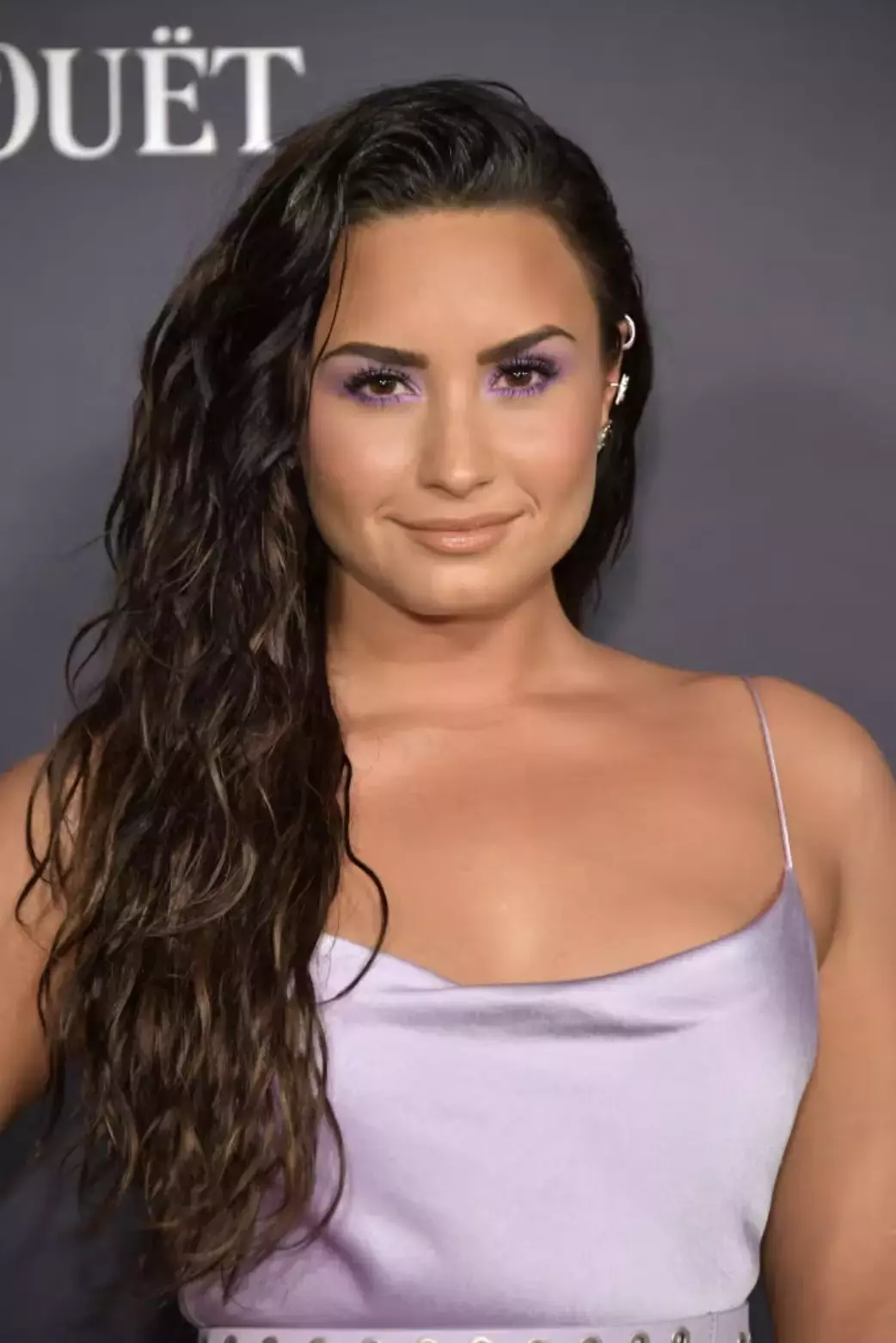 Demi Lovatos Purple Eyeshadow For Christmas