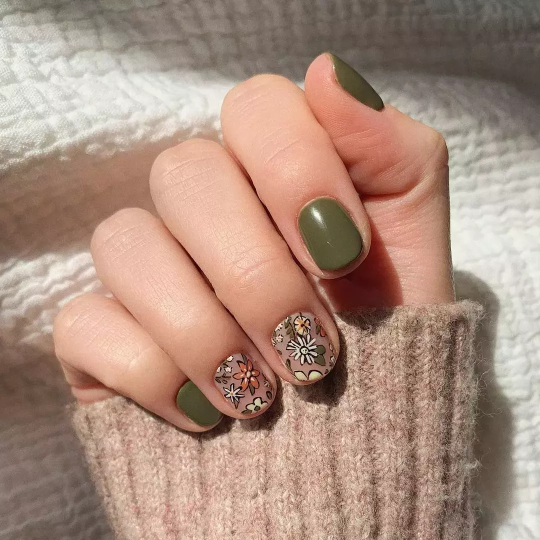 Flower Accent Nails