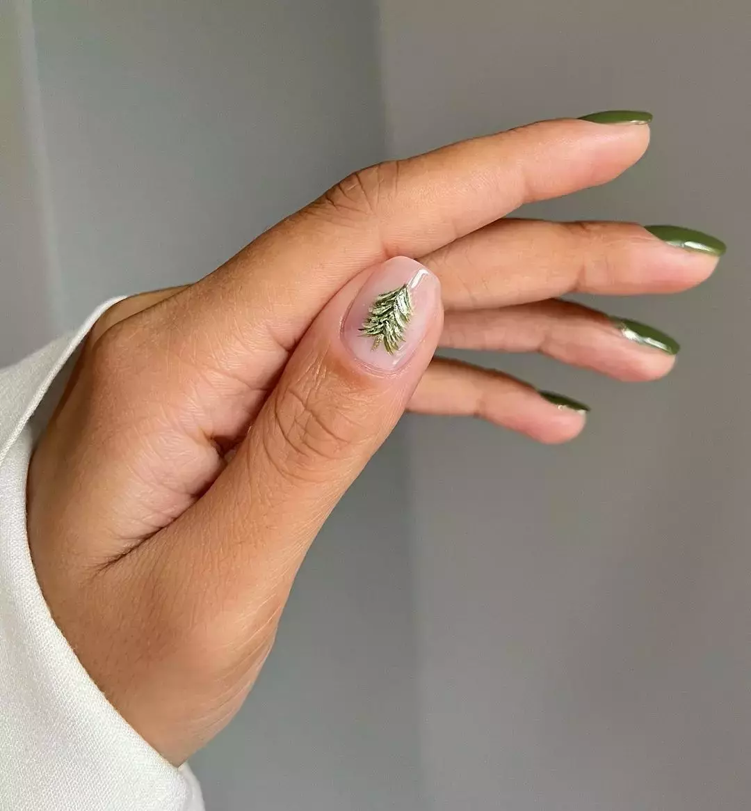 Minimalist Christmas Tree Accent Nails