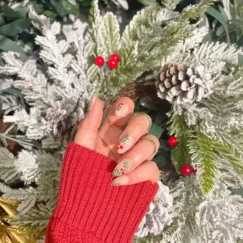 Mistletoe Christmas Nails