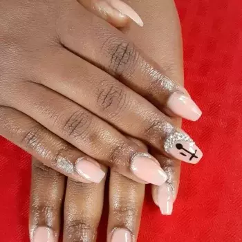 This Minimalist Nail Art For Kwanzaa