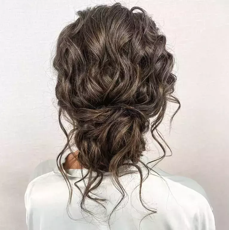 Soft Brunette Elegance With Subtle Highlights